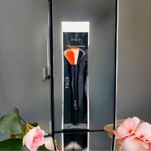 NIB AYMIE B' GOTTA B URBAN Professional Powder Brush Face Brush Makeup Brush